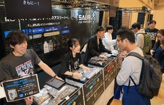 レース中の補給ジェルなどを買い求める参加者ら＝１４日午後、神戸市中央区港島中町６（撮影・吉田敦史）