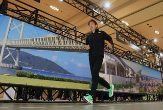 最新のシューズを試すランナー＝１４日午後、神戸市中央区港島中町６（撮影・吉田敦史）