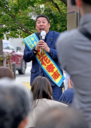 兵庫県知事選の第一声で街頭に立つ立花孝志容疑者＝２０２４年１０月３１日、神戸市中央区