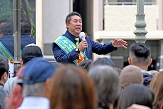 兵庫県知事選の第一声で街頭に立つ立花孝志容疑者＝２０２４年１０月３１日、神戸市中央区