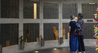 阪神・淡路大震災で亡くなった人らの銘板が並ぶ慰霊と復興のモニュメント＝神戸市中央区加納町６