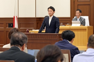 兵庫県議会の定例会本会議に臨む斎藤元彦知事＝９月、兵庫県公館