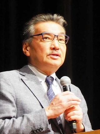 「実際の睡眠状況を把握するためには脳波測定が有効」と話す柳沢正史教授＝神戸市中央区東川崎町１