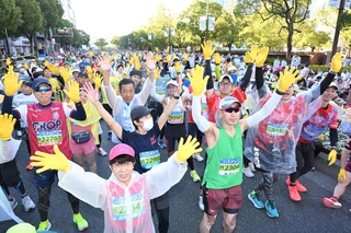 神戸マラソンの号砲を待つランナーたち＝１６日朝、神戸市中央区の神戸市役所前（撮影・大田将之）