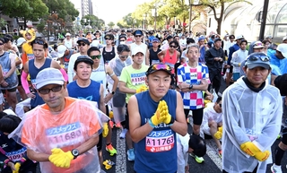 スタートを待つランナー＝１６日午前、神戸市中央区加納町６（撮影・斎藤雅志）