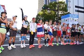 スタート前に記念撮影をするインフルエンサーやモデルのランナー＝１６日午前、神戸市中央区加納町６（撮影・斎藤雅志）