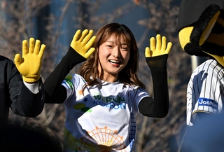 ランナーに声援を送るフィギュアスケート女子の坂本花織さん＝１６日午前、神戸市中央区加納町６（撮影・斎藤雅志）