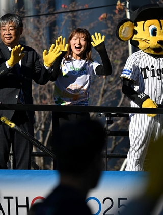 ランナーに声援を送るフィギュアスケート女子の坂本花織さん＝１６日午前、神戸市中央区加納町６（撮影・斎藤雅志）