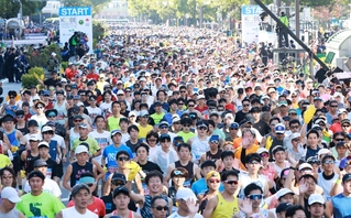 神戸市役所前を一斉にスタートするランナーたち