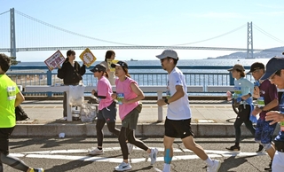 海沿いの折り返し地点を懸命に走るランナーたち＝１６日午後、明石市内（撮影・風斗雅博）