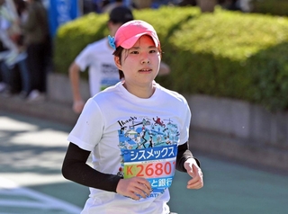 目の前に迫ったゴールまで駆け抜ける村上聡子さん＝神戸市中央区東川崎町１（撮影・大田将之）