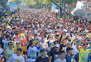 一斉にスタートするランナー＝１６日午前、神戸市中央区（撮影・鈴木雅之）