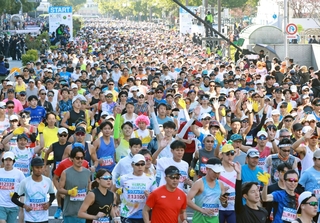 一斉にスタートするランナー＝１６日午前、神戸市中央区（撮影・鈴木雅之）