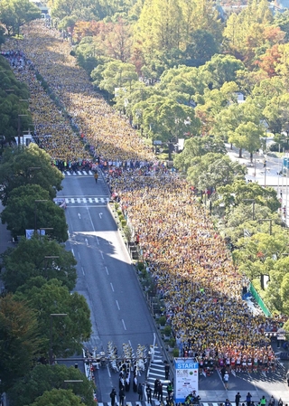 「ひまわりの手袋」で黄色く染まったスタートライン付近＝１６日午前、神戸市中央区（撮影・山崎　竜）