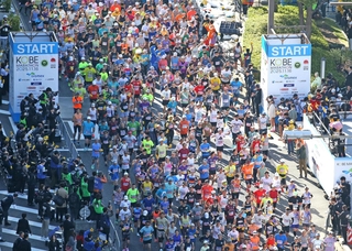 スタートするランナー＝１６日午前、神戸市中央区（撮影・山崎　竜）