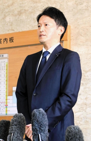 再選から１年となり、報道陣の取材に応じる斎藤元彦兵庫県知事＝１７日午前、県庁