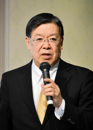 人口減少問題について講演する山田啓二氏＝神戸市中央区