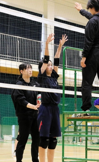 広畑中学校のバレーボール部員にブロックの構えを教えるヴィア-レ兵庫の閑田千尋選手（左端）＝姫路市広畑区小松町３