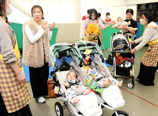 神戸市の多胎児子育て教室で交流する参加者やスタッフ＝神戸市須磨区役所