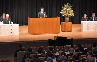 大会宣言を採択する参加者ら＝神戸市中央区楠町４、神戸文化ホール