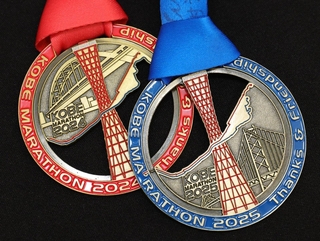 ２０２４年と２５年の完走メダルを重ねると一つの図柄が完成する