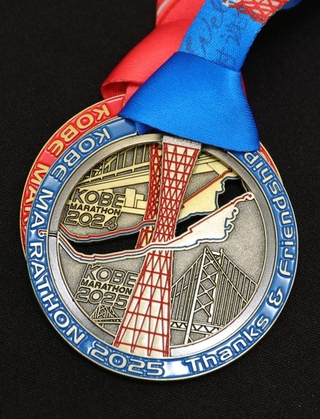 ２０２４年と２５年の完走メダルを重ねると一つの図柄が完成する