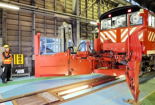 ラッセル車を点検する保線係員＝１８日午前、ＪＲ豊岡駅