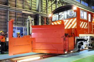 出動に備え、保線係員が点検したラッセル車＝１８日午前、ＪＲ豊岡駅