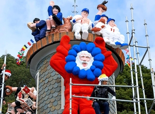 ２０２５年の世相を反映したサンタクロースが姿を現した＝１９日午前、神戸市中央区北野町、異人館うろこの家（撮影・鈴木雅之）