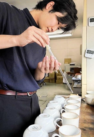 花や果物の香りのフレーバーティーを試作する紅茶鑑定士見習いの浜田大亮さん＝神戸市東灘区住吉浜町