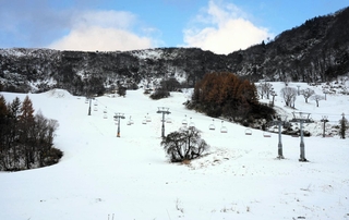 ゲレンデが真っ白になったハチ高原スキー場＝養父市大久保