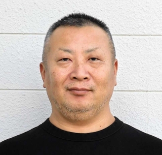 洲本市長選への立候補を表明した馬崎泰成氏＝南あわじ市津井