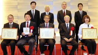 表彰されて喜ぶ受賞者ら＝神戸市中央区波止場町、ホテルオークラ神戸