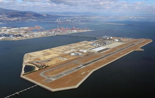 神戸港沖を埋め立てて造られた神戸空港島＝2024年12月撮影、神戸市中央区