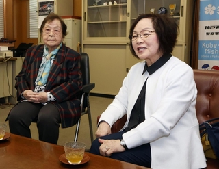 武内眞壹巡査部長の墓を供養し続ける藤岡家として４代目になる美千代さん（右）と母の定子さん＝神戸市西区糀台５、神戸西署