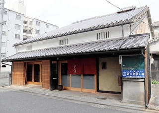 旧尾上家住宅（小倉屋）主屋外観＝姫路市教育委員会提供