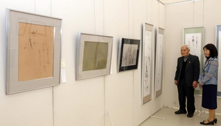 一東書道会の作品展。今年は初めて、半切や全懐紙など小さなサイズの作品も並ぶ＝神戸市灘区原田通３、原田の森ギャラリー
