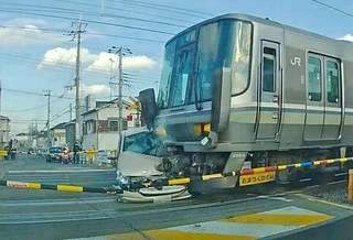 快速電車と衝突する乗用車＝２０日午後、加古川市平岡町新在家（ドライブレコーダーの映像から、画像の一部を加工しています）