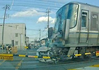 快速電車と衝突する乗用車＝２０日午後、加古川市平岡町新在家（ドライブレコーダーの映像から）