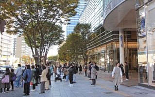宮城県知事選で参政党が応援する候補者の演説会場となった市街地の一角。近くの店員は「見たことない盛り上がりだった」と振り返った＝仙台市青葉区