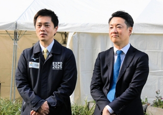 阪神タイガースの優勝パレード後、取材に応じる吉村洋文大阪府知事（左）と横山英幸大阪市長＝大阪市内