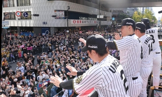 ファンの声援に応える佐藤輝明（手前から２人目）＝大阪市内（代表撮影）