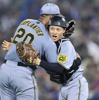 扇の要として２年ぶりとなるゴールデングラブ賞を獲得した坂本誠志郎捕手＝横浜市の横浜スタジアム