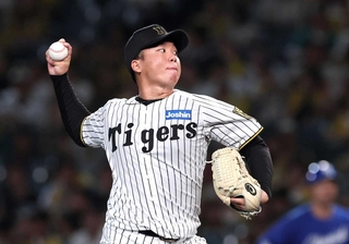 投手３冠に輝いた村上頌樹投手＝西宮市の甲子園球場