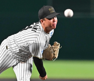 投手３冠に輝いた村上頌樹投手＝西宮市の甲子園球場