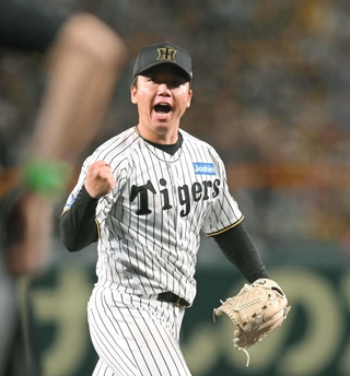 投手３冠に輝いた村上頌樹投手＝西宮市の甲子園球場