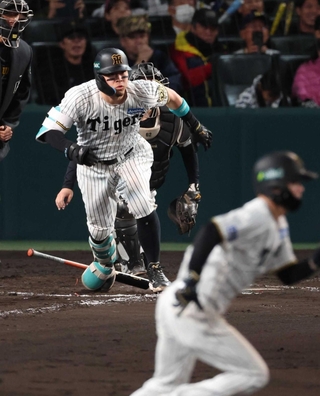 打撃２冠を獲得した佐藤輝明内野手＝西宮市の甲子園球場