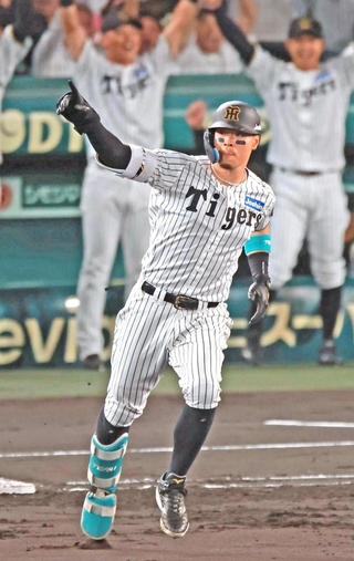 打撃２冠を獲得した佐藤輝明内野手＝西宮市の甲子園球場