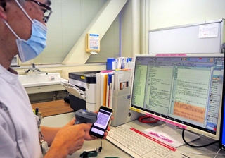 スマホの２次元コードを読み取ると、説明内容や患者の反応が即座に電子カルテに入力される（内容はダミー）＝西宮市武庫川町、兵庫医科大学病院