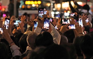 ＳＮＳ旋風が起きた兵庫県知事選。各地の街頭演説会場でスマホが林立した＝２０２４年１１月１６日、神戸市中央区